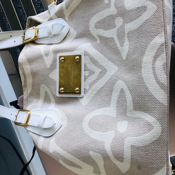 Louis Vuitton Beautiful Handbag - Picture 1 of 8